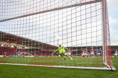 280226 - Doncaster Rovers v Cardiff City - Sky Bet League 1 - Callum Robinson scores a goal for Cardiff 