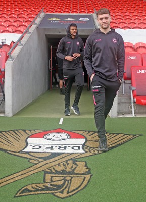 010325 - Doncaster Rovers v Newport County - Sky Bet League 2 - Cameron Evans of Newport and Kyle Jameson of Newport