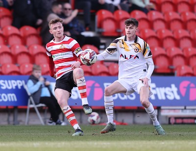 010325 - Doncaster Rovers v Newport County - Sky Bet League 2 - Joe Thomas of Newport and James Maxwell of Doncaster Rovers