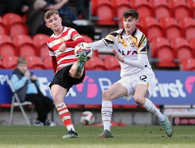 010325 - Doncaster Rovers v Newport County - Sky Bet League 2 - Joe Thomas of Newport and James Maxwell of Doncaster Rovers