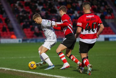 130124 - Doncaster Rovers v Newport County - Sky Bet League 2 - Scott Bennett of Newport shields the ball