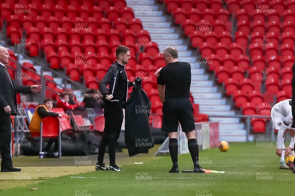 130124 - Doncaster Rovers v Newport County - Sky Bet League 2 - Linesman is substituted due to injury 