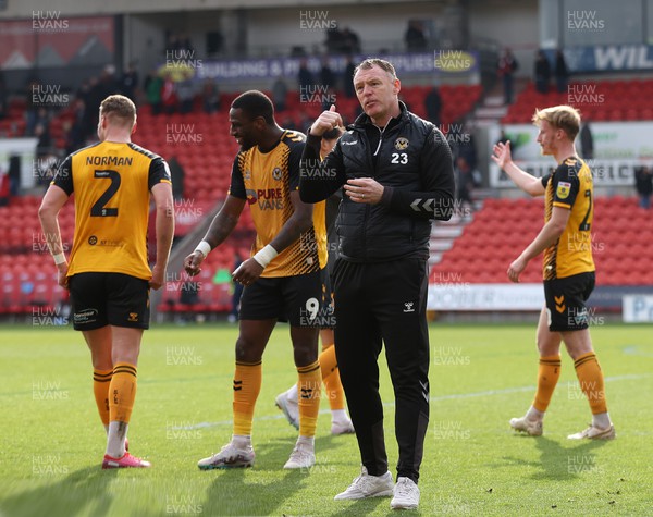 220423 - Doncaster Rovers v Newport County - Sky Bet League 2 - Manager Graham Coughlan of Newport County with team puts thumbs up at the end of the match