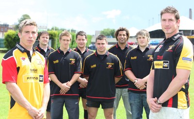 17.07.07.. Newport Gwent Dragons, new signings Dragons Richard Mustoe (lt) and Adam Jones sport the new Newport Gwent Dragons shirt for the new season, with the other new signings (left to right) Andy Williams, Wayne Evans, Rhodri Davies, Gareth McCarthy, Richard Parks and Hugh Gustafson 