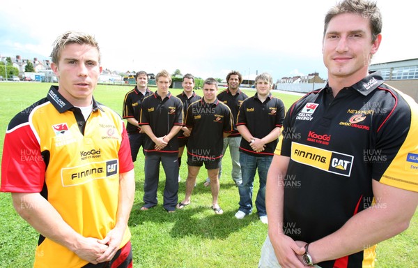 17.07.07.. Newport Gwent Dragons, new signings Dragons Richard Mustoe (lt) and Adam Jones sport the new Newport Gwent Dragons shirt for the new season, with the other new signings (left to right) Andy Williams, Wayne Evans, Rhodri Davies, Gareth McCarthy, Richard Parks and Hugh Gustafson 