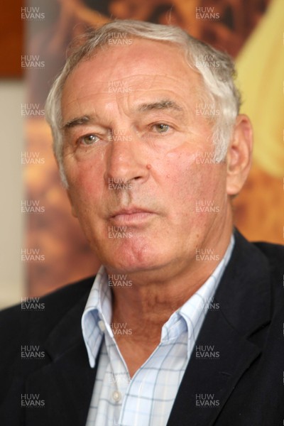 17.07.07.. Newport Gwent Dragons, new signings Dragons chairman Martyn Hazell 