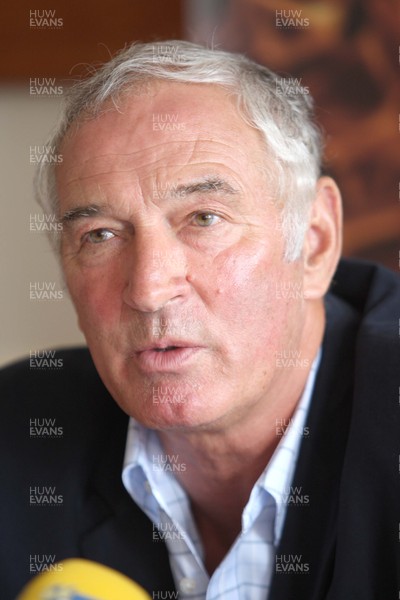 17.07.07.. Newport Gwent Dragons, new signings Dragons chairman Martyn Hazell 