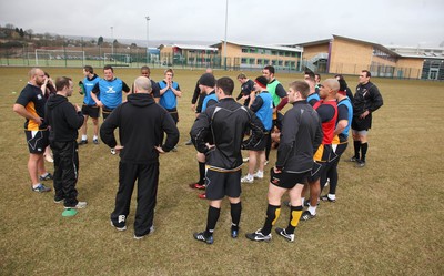 19.03.10 ... Newport Gwent Dragons players at Newport High School 