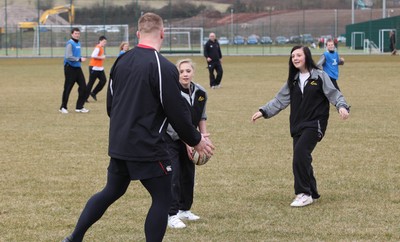 19.03.10 ... Newport Gwent Dragons players at Newport High School 