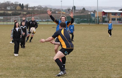 19.03.10 ... Newport Gwent Dragons players at Newport High School 