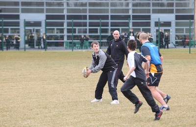 19.03.10 ... Newport Gwent Dragons players at Newport High School 