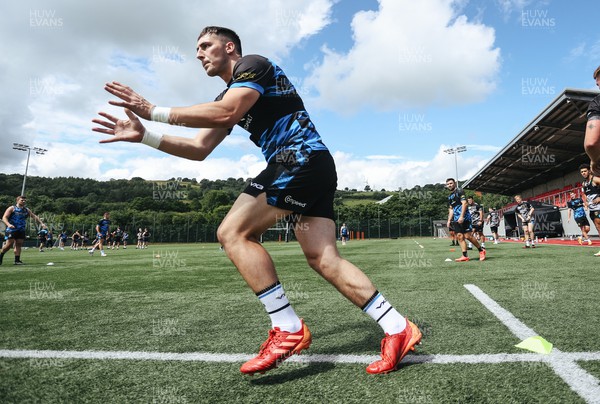 010722 - Dragons RFC Training - Sam Davies during training