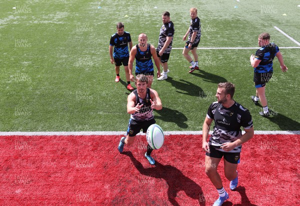 010722 - Dragons RFC Training - Rhodri Williams during training