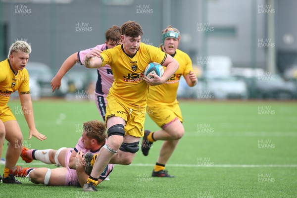160826 - Dragons RFC U18 v Cardiff Rugby U18 - WRU Regional Age Grade Championship - Gethin Clarke of Dragons breaks away from Liam Williams of Cardif