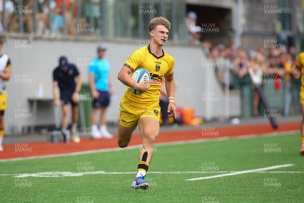 160826 - Dragons RFC U18 v Cardiff Rugby U18 - WRU Regional Age Grade Championship - Rhys Dyer of Dragons runs in to score a try