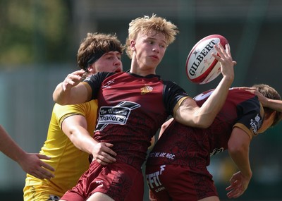 060926 - Dragons RFC U18 v RGC U18, WRU Regional Age Grade Championship - Matthew Kemp of RGC claims the ball