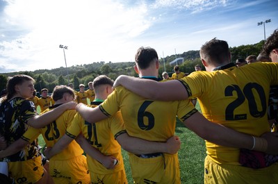 060926 - Dragons RFC U18 v RGC U18, WRU Regional Age Grade Championship - Dragons huddle up at the end of the match