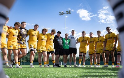 060926 - Dragons RFC U18 v RGC U18, WRU Regional Age Grade Championship - Dragons huddle up at the end of the match