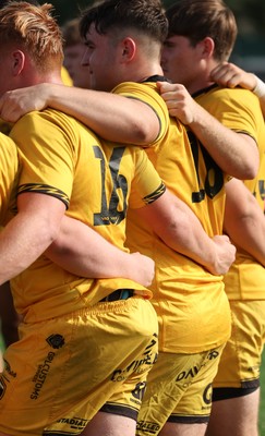 060926 - Dragons RFC U18 v RGC U18, WRU Regional Age Grade Championship - Dragons huddle up at the end of the match