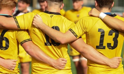 060926 - Dragons RFC U18 v RGC U18, WRU Regional Age Grade Championship - Dragons huddle up at the end of the match