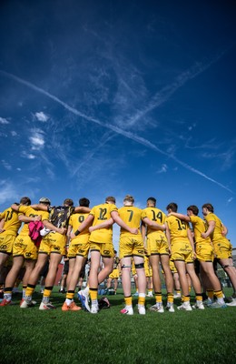 060926 - Dragons RFC U18 v RGC U18, WRU Regional Age Grade Championship - Dragons huddle up at the end of the match