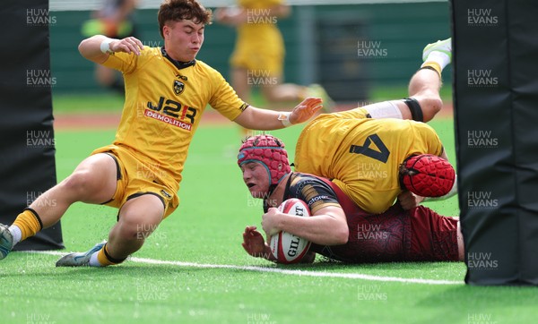 060926 - Dragons RFC U18 v RGC U18, WRU Regional Age Grade Championship - Gruff Glyn Jones of RGC breaks away to score try