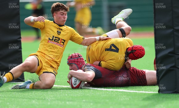 060926 - Dragons RFC U18 v RGC U18, WRU Regional Age Grade Championship - Gruff Glyn Jones of RGC breaks away to score try