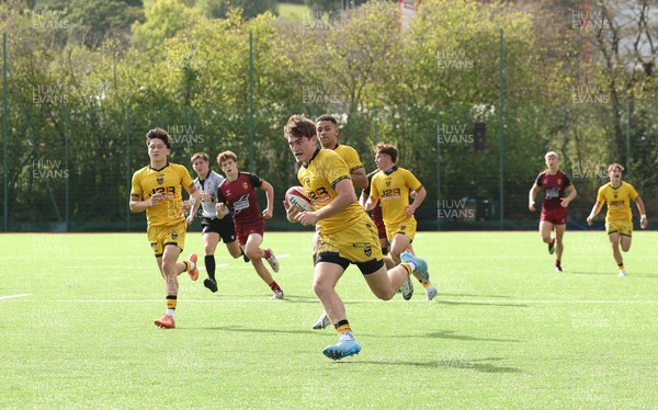 060926 - Dragons RFC U18 v RGC U18, WRU Regional Age Grade Championship - George Bradbury of Dragons races in to score try