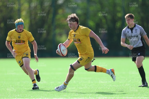 060926 - Dragons RFC U18 v RGC U18, WRU Regional Age Grade Championship - Troy Raymond of Dragons breaks away