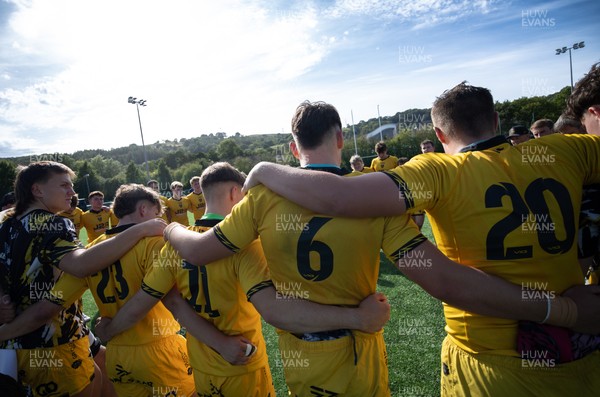 060926 - Dragons RFC U18 v RGC U18, WRU Regional Age Grade Championship - Dragons huddle up at the end of the match