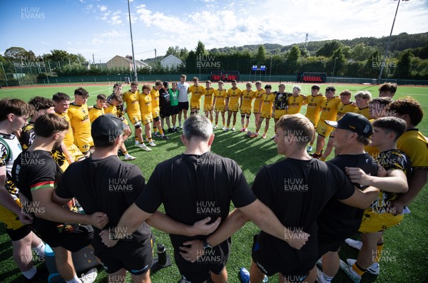 060926 - Dragons RFC U18 v RGC U18, WRU Regional Age Grade Championship - Dragons huddle up at the end of the match