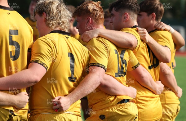 060926 - Dragons RFC U18 v RGC U18, WRU Regional Age Grade Championship - Dragons huddle up at the end of the match