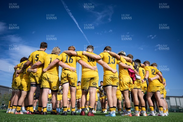 060926 - Dragons RFC U18 v RGC U18, WRU Regional Age Grade Championship - Dragons huddle up at the end of the match