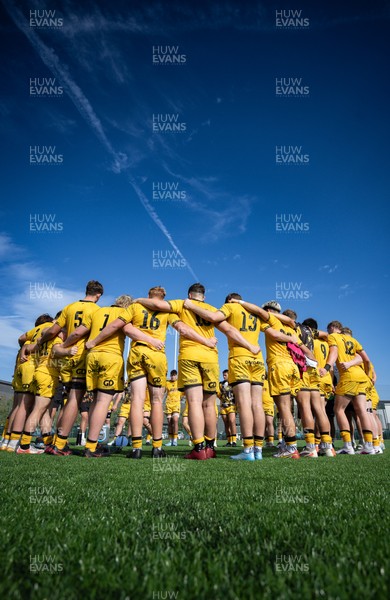 060926 - Dragons RFC U18 v RGC U18, WRU Regional Age Grade Championship - Dragons huddle up at the end of the match