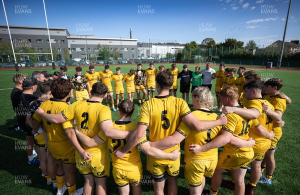 060926 - Dragons RFC U18 v RGC U18, WRU Regional Age Grade Championship - Dragons huddle up at the end of the match