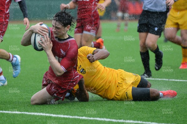 140925 - Dragons RFC U18 v Scarlets U18 - Rhys Jones of Scalets scores a try