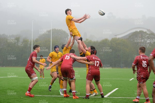 140925 - Dragons RFC U18 v Scarlets U18 - Jake Leighton of Dragons wins the line-out
