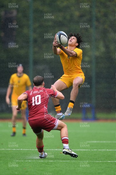140925 - Dragons RFC U18 v Scarlets U18 - Theo Mckerrow of Dragons wins the ball