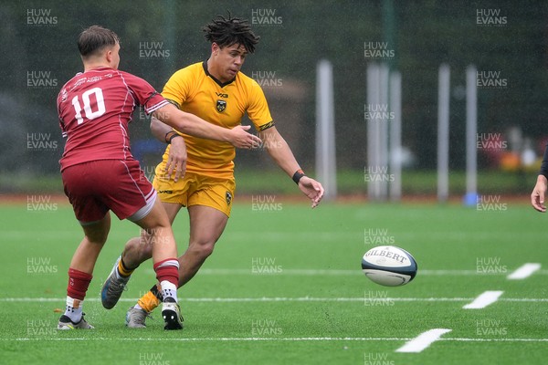 140925 - Dragons RFC U18 v Scarlets U18 - Theo Mckerrow of Dragons wins the ball