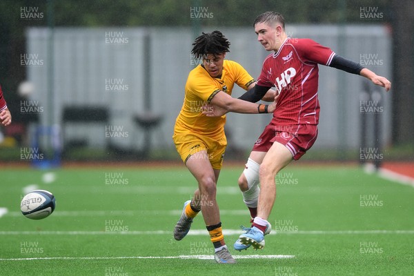 140925 - Dragons RFC U18 v Scarlets U18 - Theo Mckerrow of Dragons wins the ball