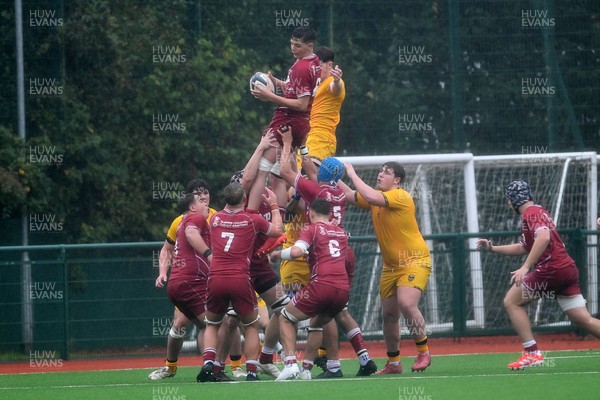 140925 - Dragons RFC U18 v Scarlets U18 - Hefin Hughes of Scalets wins the line-out