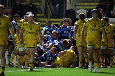 171025 - Dragons RFC v Cardiff Rugby - United Rugby Championship - Alex Mann of Cardiff scores a try