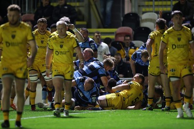 171025 - Dragons RFC v Cardiff Rugby - United Rugby Championship - Alex Mann of Cardiff scores a try