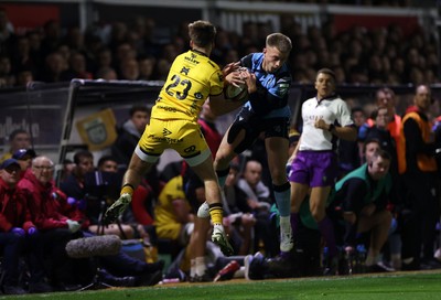 171025 - Dragons RFC v Cardiff Rugby - United Rugby Championship - Huw Anderson of Dragons and Cameron Winnett of Cardiff go up for the ball