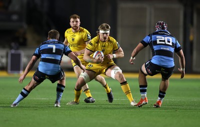 171025 - Dragons RFC v Cardiff Rugby - United Rugby Championship - Aaron Wainwright of Dragons is challenged by Dan Thomas of Cardiff 