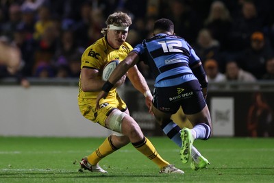 171025 - Dragons RFC v Cardiff Rugby - United Rugby Championship - Aaron Wainwright of Dragons is challenged by Ben Thomas of Cardiff 