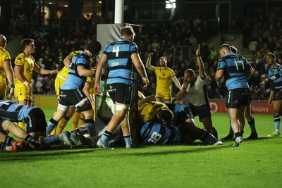 171025 - Dragons RFC v Cardiff Rugby - United Rugby Championship - Ben Carter of Dragons scores a try