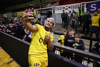 171025 - Dragons RFC v Cardiff Rugby - United Rugby Championship - Fine Inisi of Dragons with fans at full time