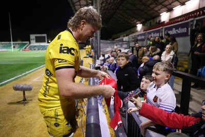 171025 - Dragons RFC v Cardiff Rugby - United Rugby Championship - Aaron Wainwright of Dragons with fans at full time