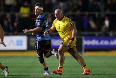 171025 - Dragons RFC v Cardiff Rugby - United Rugby Championship - Alex Mann of Cardiff and Dillon Lewis of Dragons 